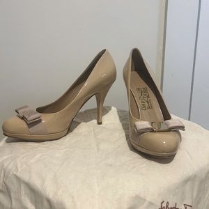 Never worn, classic Ferragamo platform stiletto pumps in nude/light tan. Sz 7.5